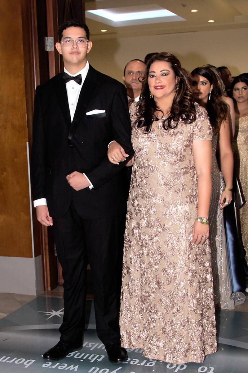 Gabriel Zavala y su madre Lenett Hall.