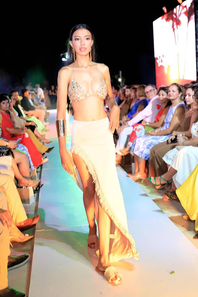 La pasarela de Santorini en el Roatán Fashion Show 2025