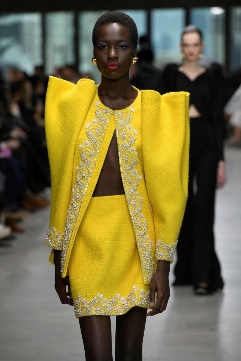 Cortes audaces, limpios y arquitectónicos cobran vida en brillantes colores como el amarillo