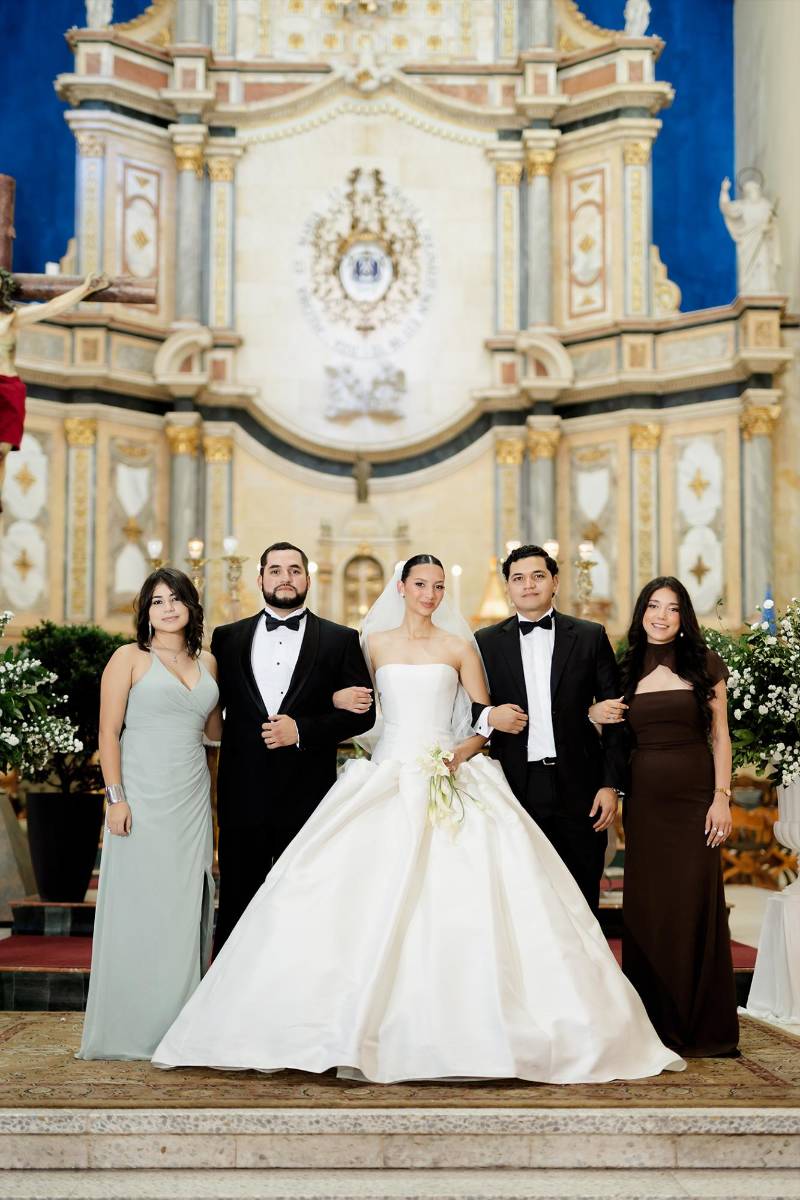 los novios con: Mia Luque, Juan Luque y Monserrat Clavijo