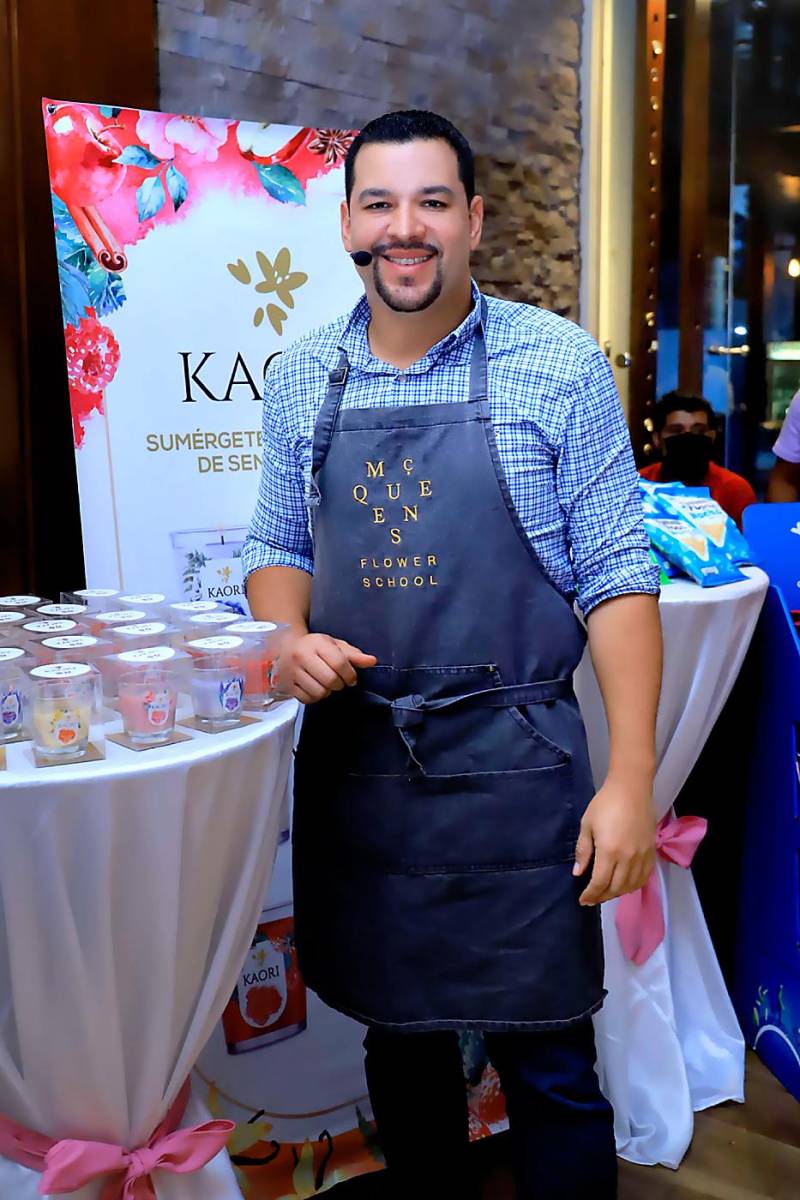 El arista floral Alejandro Pineda.