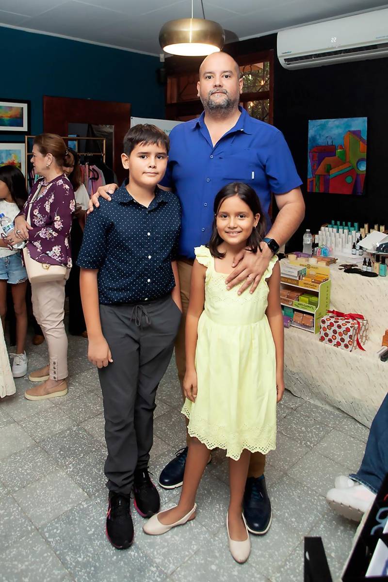 Carlos Gustavo Alvarado con sus hijos Gustavo y Gina.