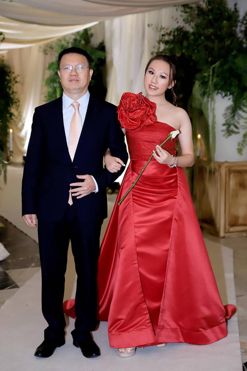 Estefany Zhou.