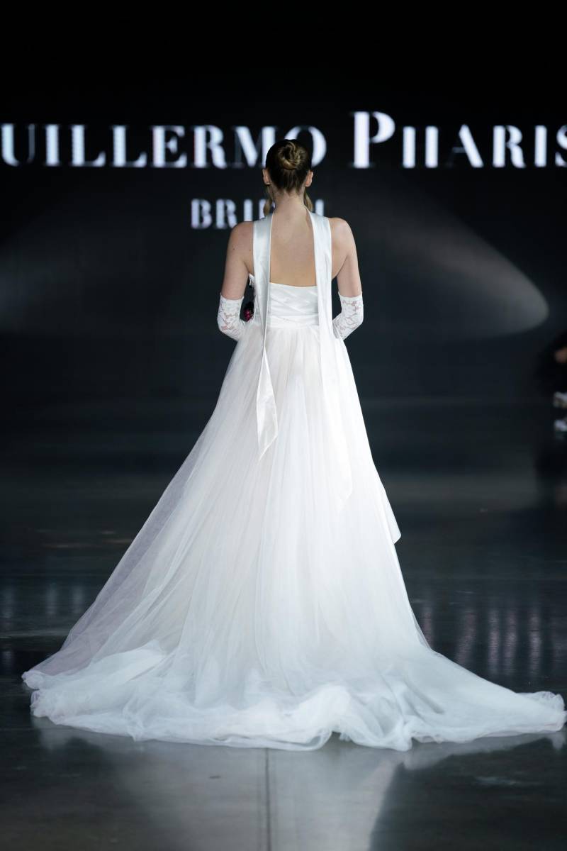 Espaldas de escote bajo y vestidos en cola fluyeron en la pasarela