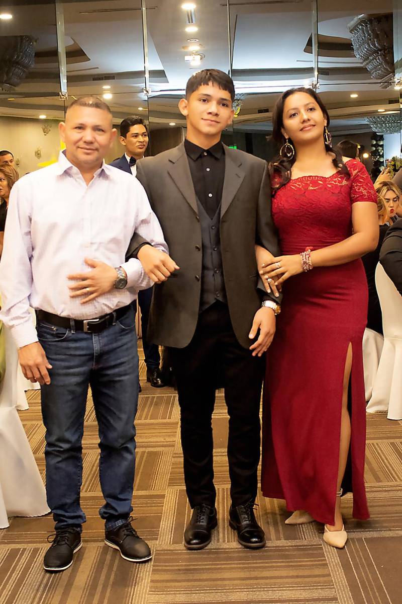 Osmán Meléndez acompañado de sus padres David Melendez y Karen Sánchez.