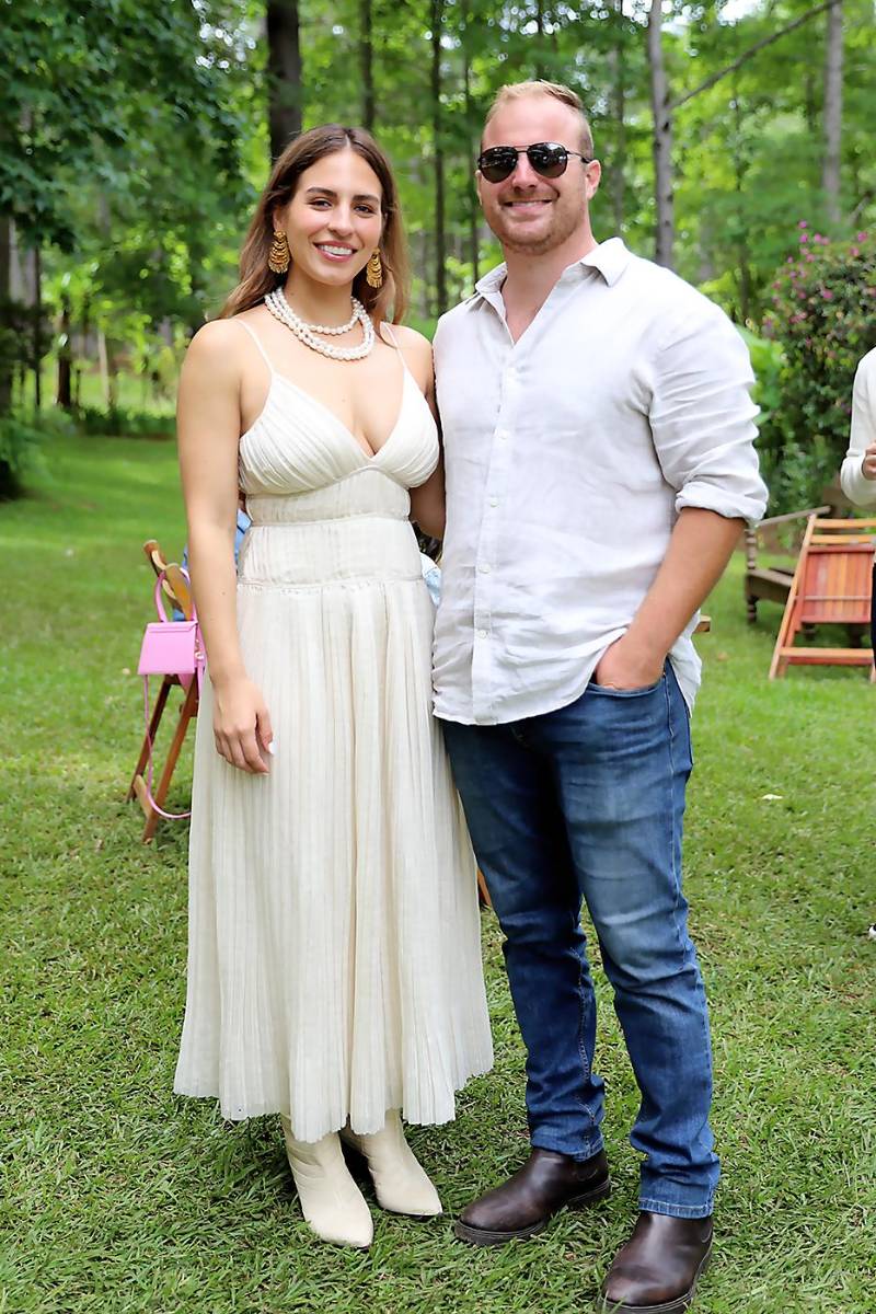 Días previos a su boda Lorella Cuculiza y Derek Herzog recibieron de diferentes paises a sus familiares y amigos quienes se reunieron en la casa de campo de la familia Valladares donde disfrutarón de un día lleno de sol, brindis, amenas conversaciones y un delicioso menú. Los felices novios Lorella Cuculiza y Derek Herzog. 
