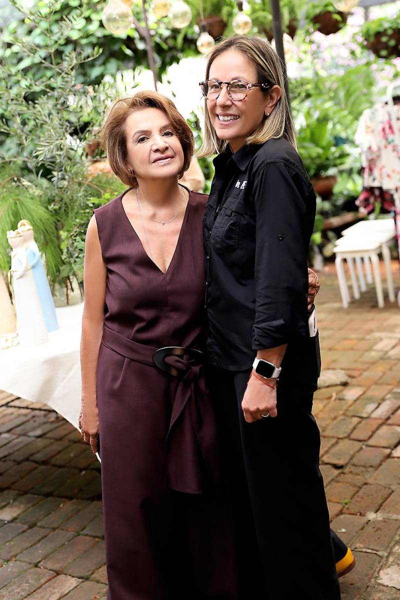 Julia de Becerra y Nora de Corrales.