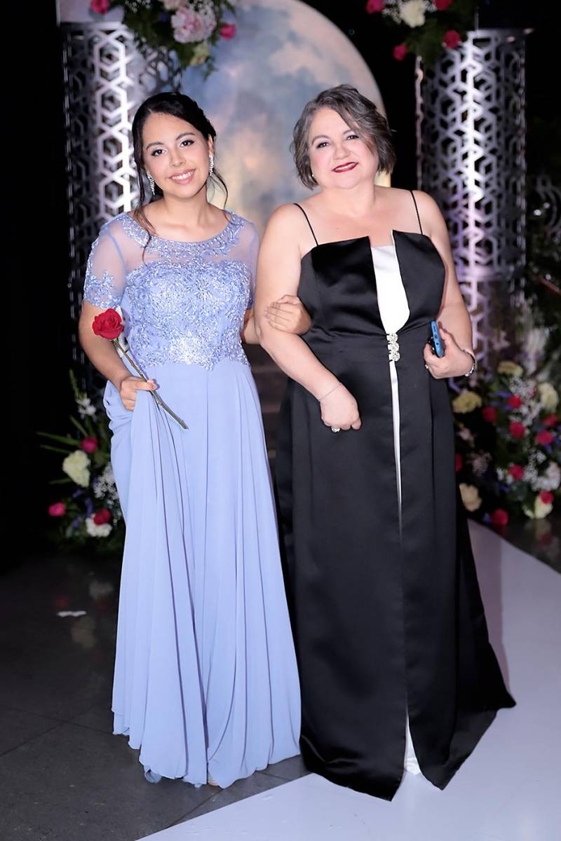 Desfile padres e hijos de la prom 2024 del Instituto San José del Carmen