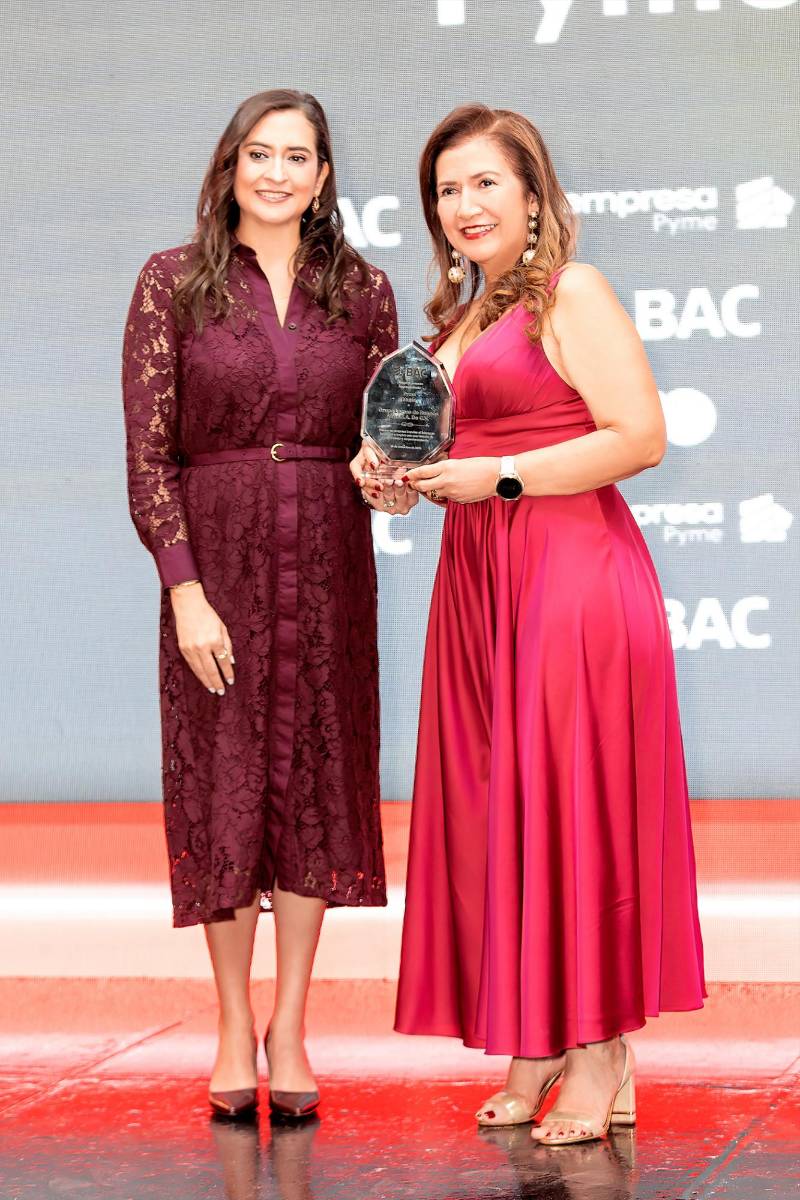 Valeria Ríos, Vicepresidente de Estrategia Comercial, Mercadeo y Sostenibilidad de BAC Honduras, y Edith Molina, Gerente Propietaria de Repostería La Sabrosa, ganadora de Pyme Mujer.