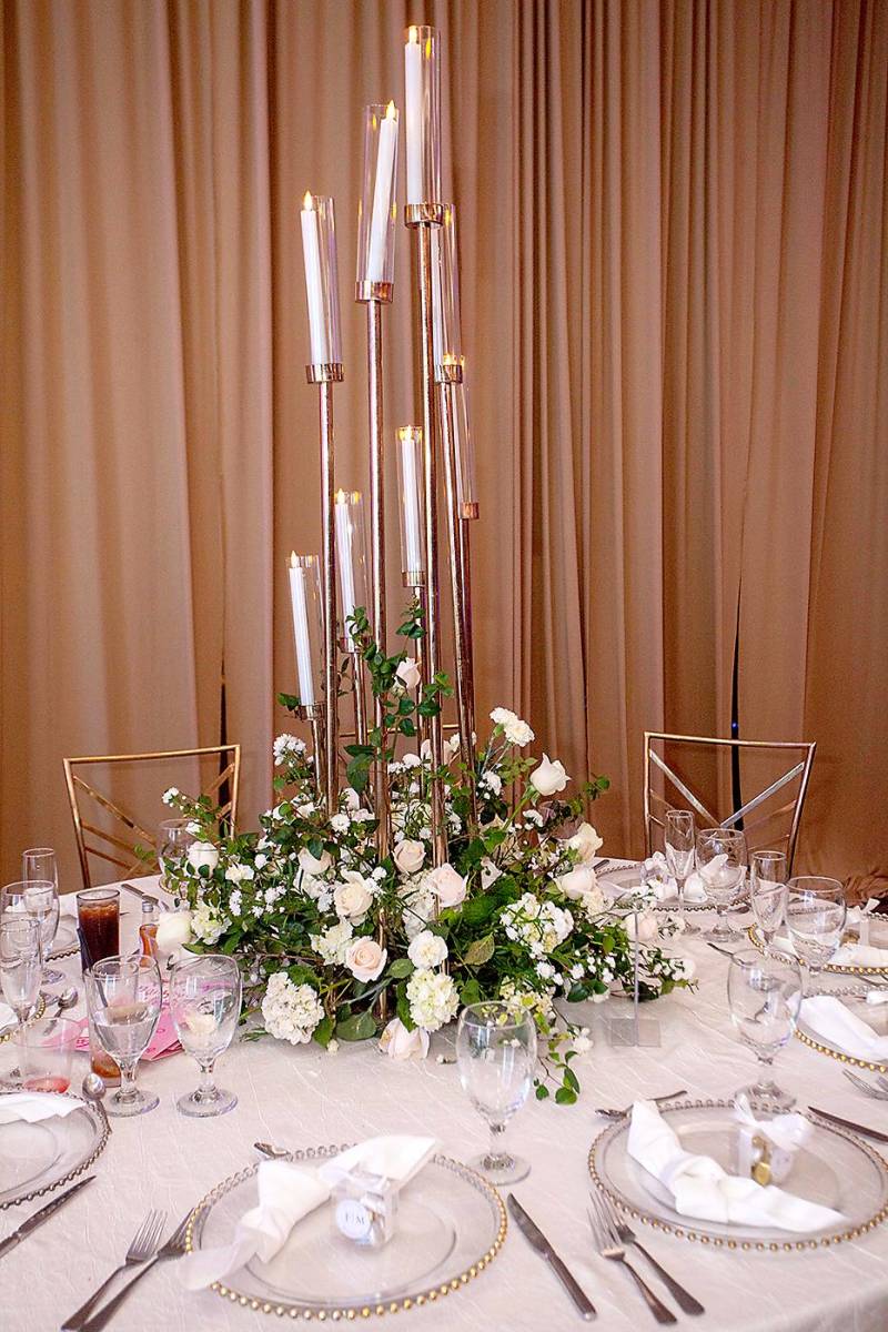Arreglos florales en bases de metal con velas eternas