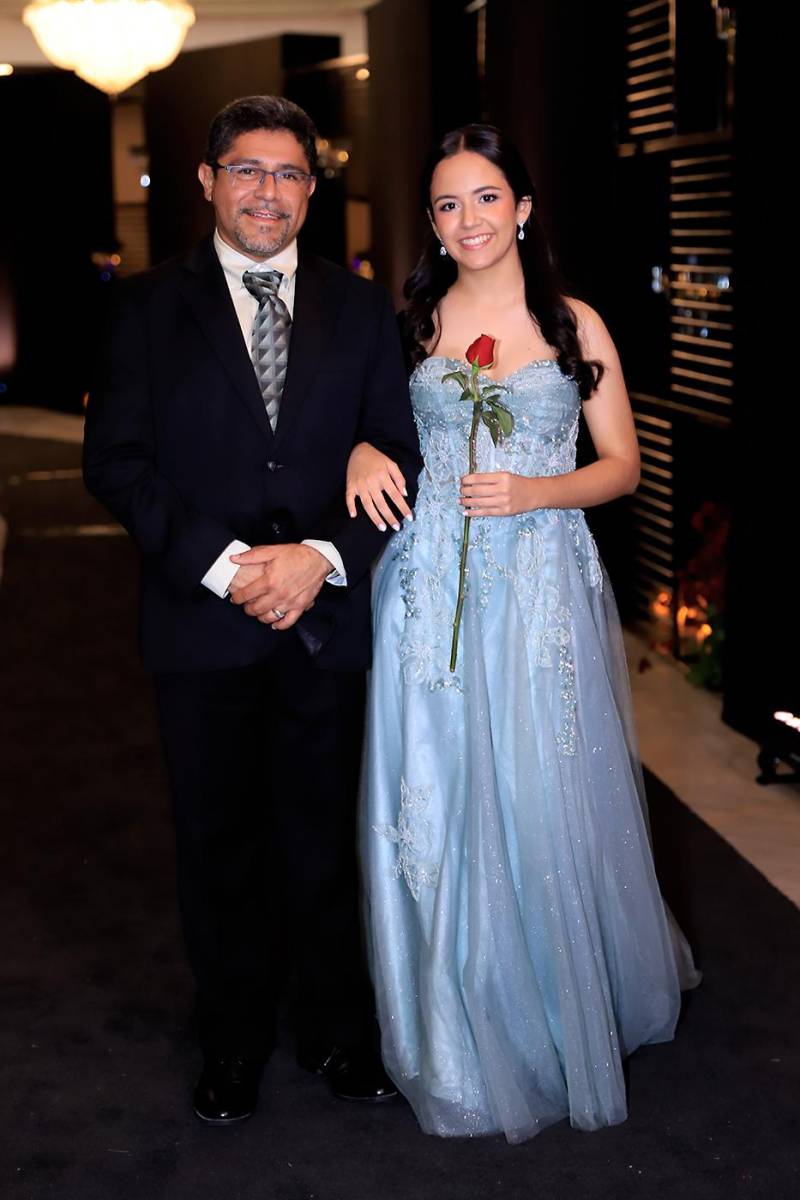 Desfile padres e hijos de la prom 2025 de DelCampo School