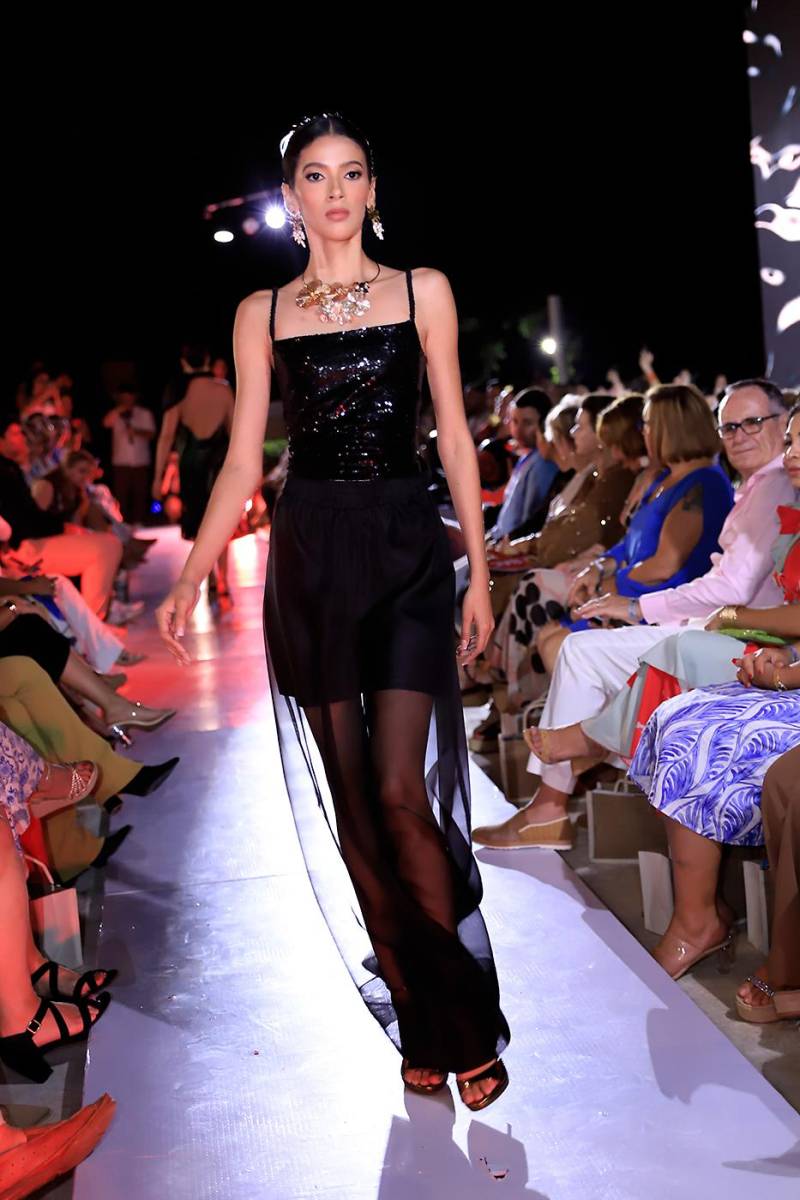 Mar de sombras by Miguel Chong en el Roatán Fashion Show 2025
