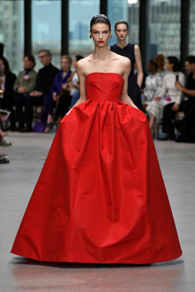 El rojo es parte de la esencia de la casa y se lleva en vestidos palabra de honor de amplia falda y delicada caída.