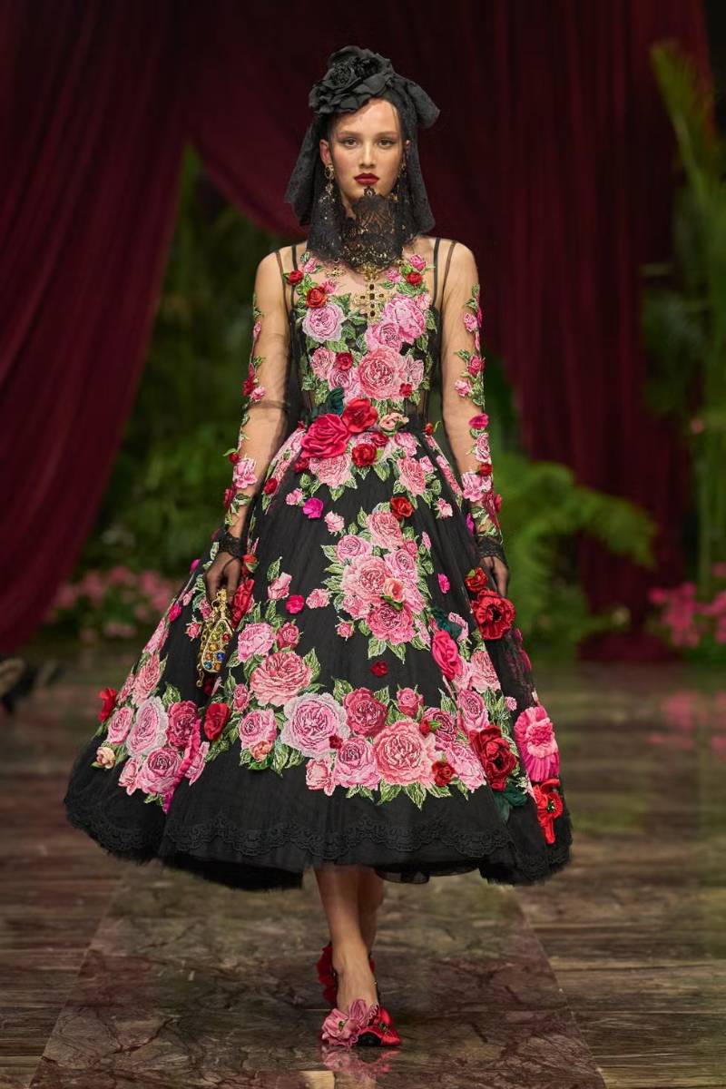 Los paisajes sicilianos se vieron reflejados a lo largo del show, con intarsias florales sobre voluminosas faldas, adornos en tonalidades cítricas y bordados dorados que recordaban al característico limoncello de la isla por su color dorado.