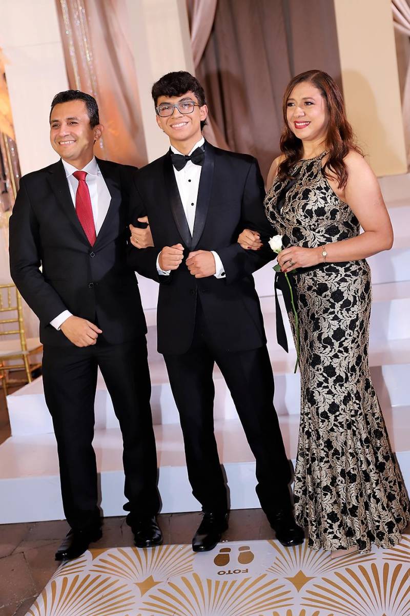Daniel Pocasangre con sus padres Alex y Claudia Pocasangre