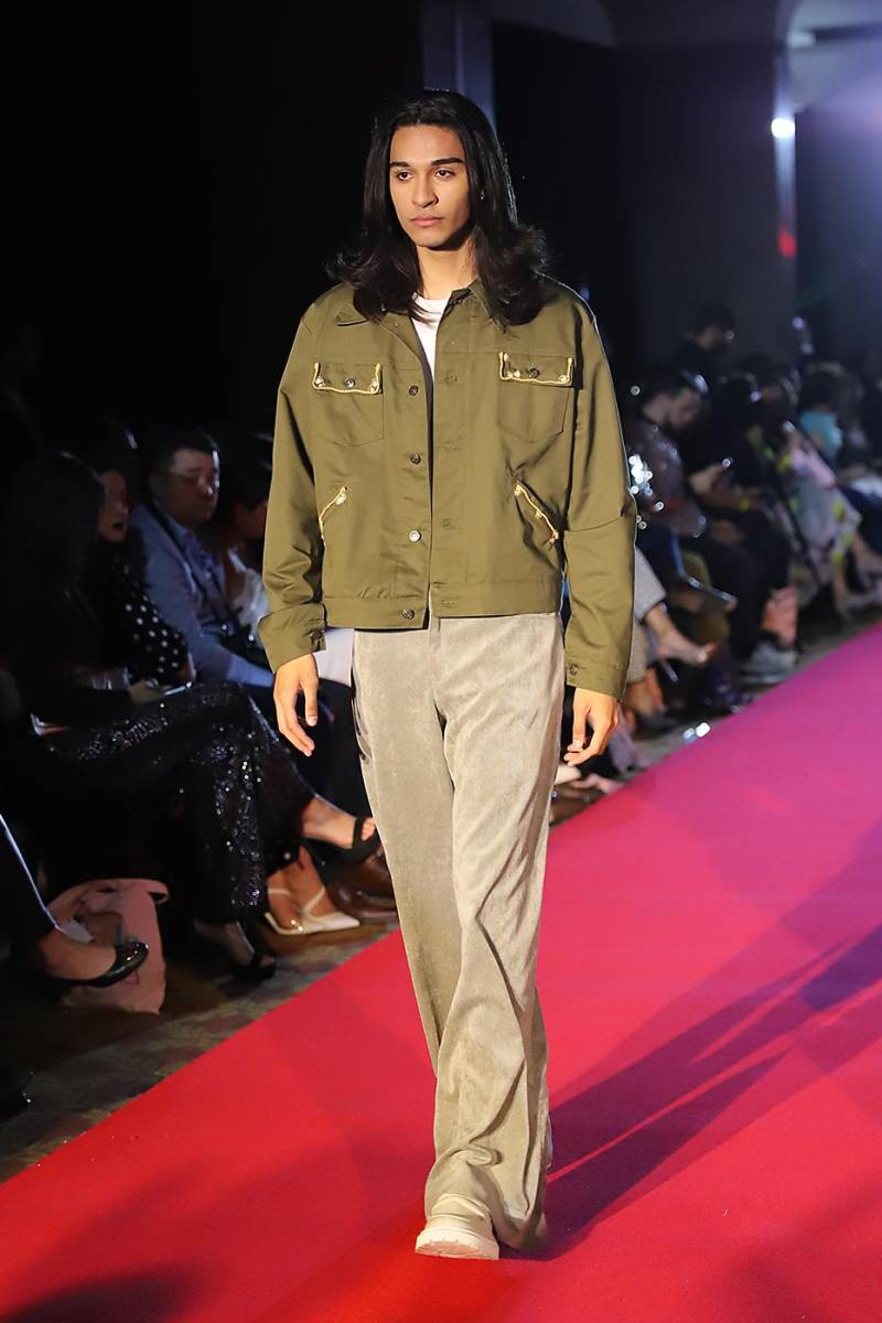 Vibes de los 70’s se imponen en algunos outfits en los que predominan los tonos sólidos