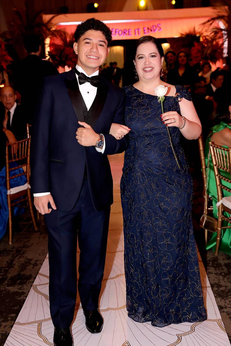 Victor Espinal y su madre Katherine Bustillo. 
