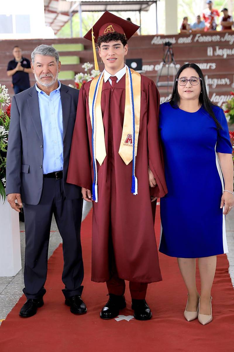 Graduación de los seniors 2025 de Mayan School