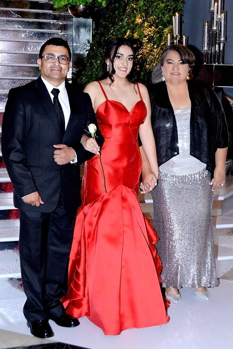 Misael y Alejandra Barahona con Fanny Valeriano