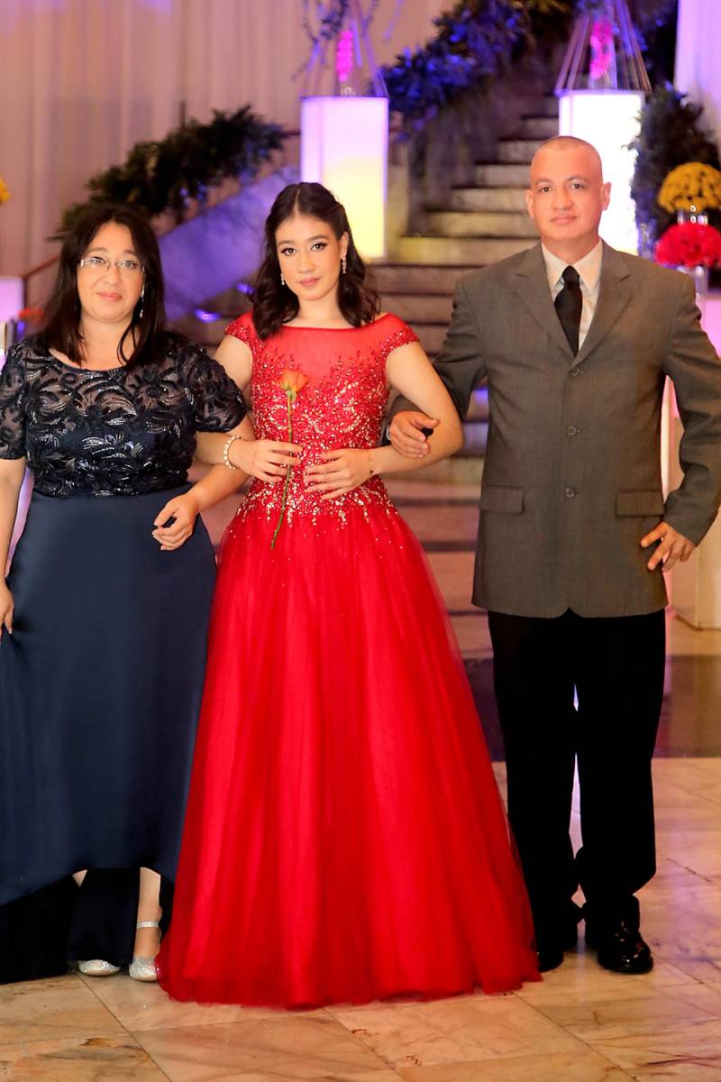 Karen Hernández con Danielle y Wesley Irías