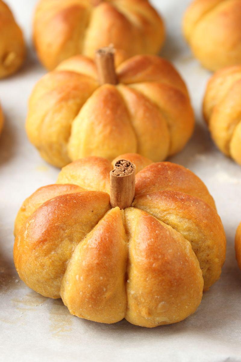 Pan dulce de calabaza: 60–70 minutosIngredientes: 1½ tazas de puré de calabaza, 2 huevos, 1¾ tazas de harina, ½ taza de azúcar, ⅓ de taza de aceite vegetal, 1 cucharadita de polvo de hornear, 1 cucharadita de canela y 1 cucharadita de vainilla. Preparación<b>:</b> Precaliente el horno a 180 °C. Bata los huevos con el azúcar, el aceite y la vainilla; incorpore el puré de calabaza. Agregue la harina, el polvo de hornear y la canela, y mezcle hasta obtener una preparación homogénea. Vierta la mezcla en un molde engrasado y hornee durante 45–55 minutos, o hasta que al insertar un palillo en el centro, este salga limpio.