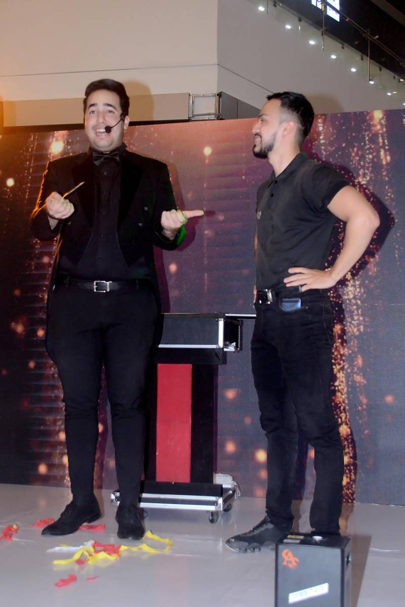 El ilusionista Daniel Vega deslumbró a todos con su asombroso espectáculo durante el evento, dejando al público boquiabierto con sus impresionantes trucos de magia y su carisma en el escenario. 