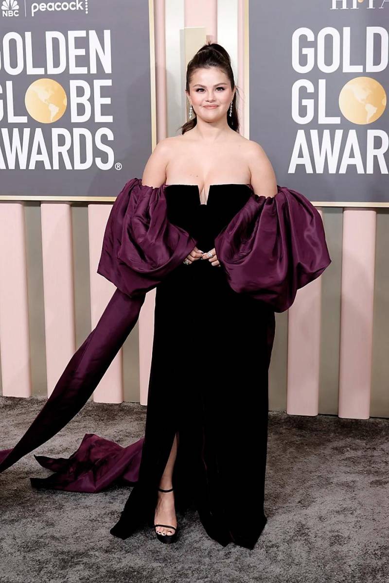 Selena Gomez con un vestido negro con mangas abullonadas de Valentino Couture Otoño-Invierno 2022.