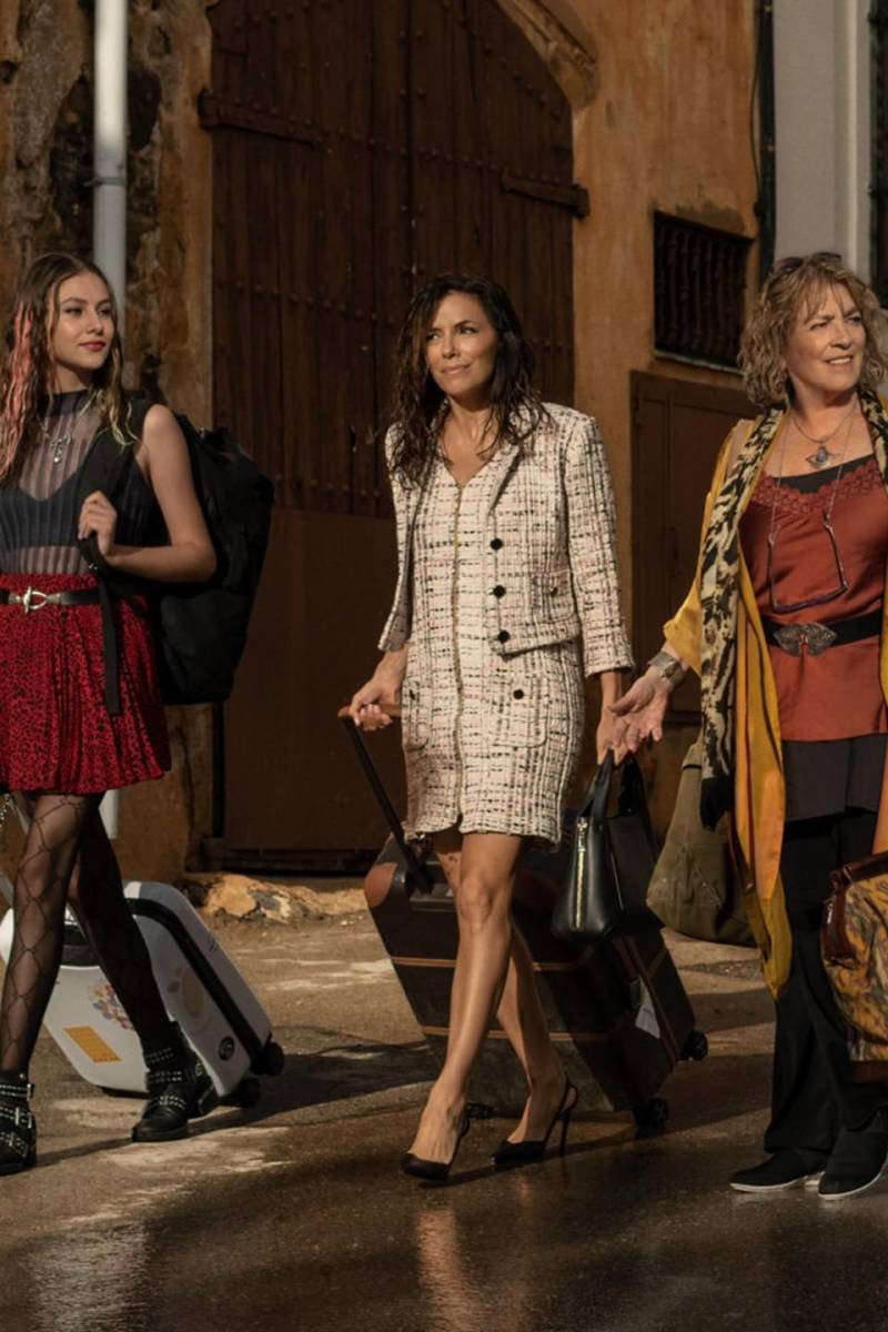 Apple Tv: Land of Women - 28 de junio Una comedia dramática protagonizada por Eva Longoria como Gala, una mujer de Nueva York cuya vida da un vuelco cuando su esposo implica a la familia en irregularidades financieras y ella se ve obligada a huir de la ciudad junto con Julia, su madre anciana.