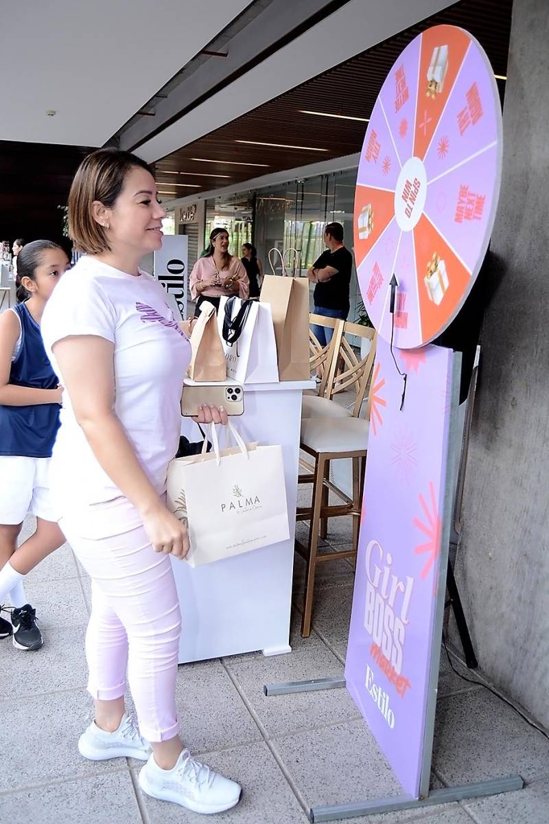 Después de realizar sus compras, los asistentes tenían la oportunidad de ganar premios en la ruleta.
