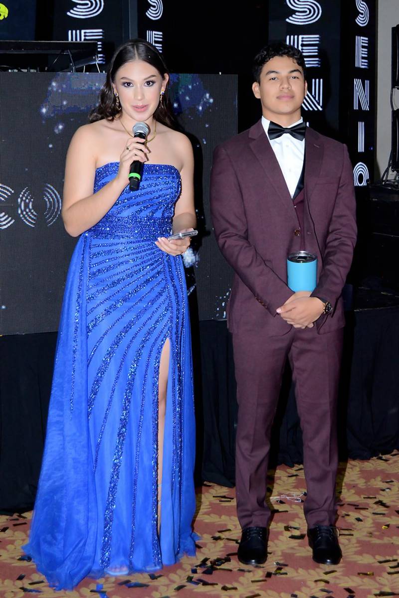 Valentina Palma, Valedictorian de la clase 2024 y Elmer Hernández ofrecieron los discursos y el brindis de honor