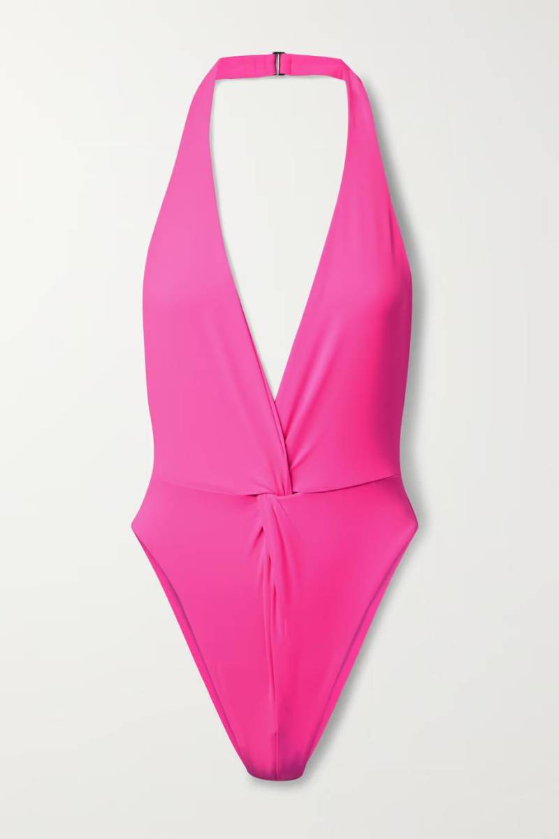 Si tienes mucho busto y necesitas soporte, aléjate de los trajes de baño enteros que no tengan soporte adentro. Los que más ayudan son los tops de triángulo que se amarran en el cuello porque hacen un efecto de push up.
