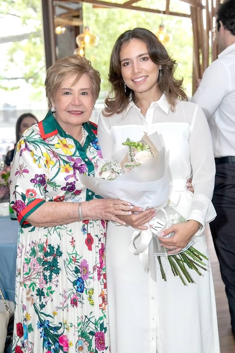 Mary Marinakys de Tinoco y Alexandra Tinoco.