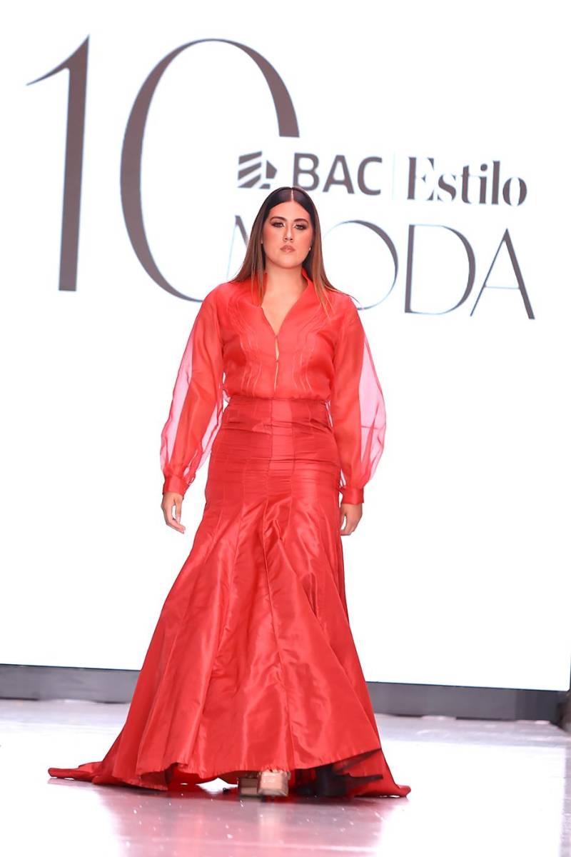 Una pasarela teñida de tonos coral, rosa viejo, azul grisáceo y cocoa, expresa tanto la sutileza como la fuerza del coral marino