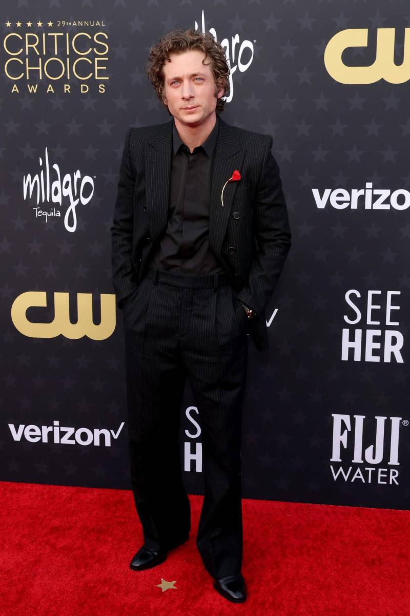 La estrella de <i>The Bear</i>, Jeremy Allen White con un suit by Saint Laurent suit, accesorizado con un pin de rosa by Tiffany &amp; Co. 