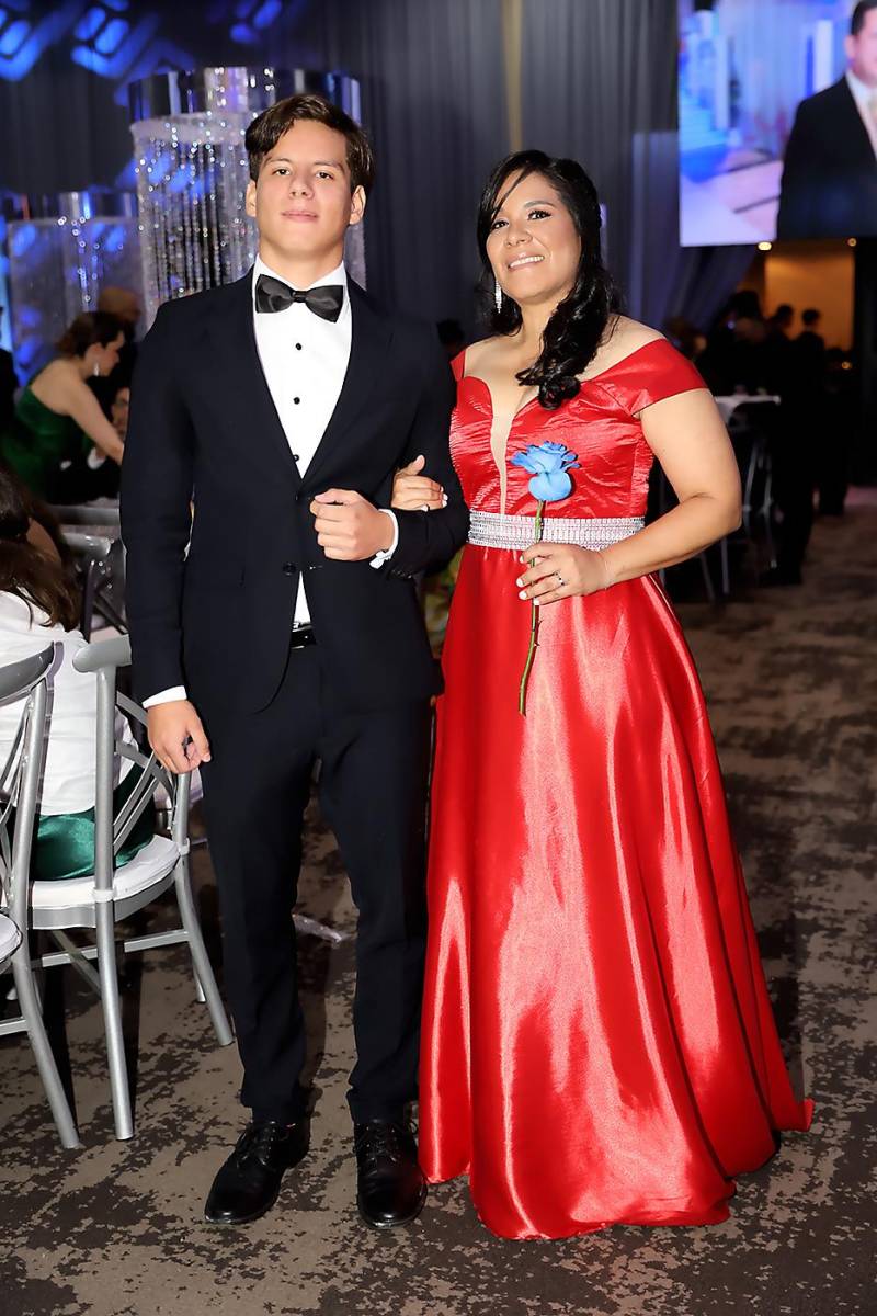 Diego Uriel Plazaola con su madre Karen Morante