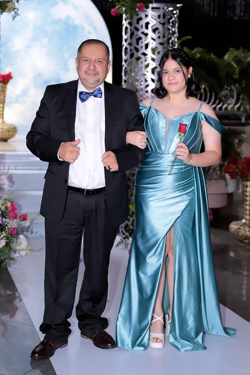 Desfile padres e hijos de la prom 2024 del Instituto San José del Carmen