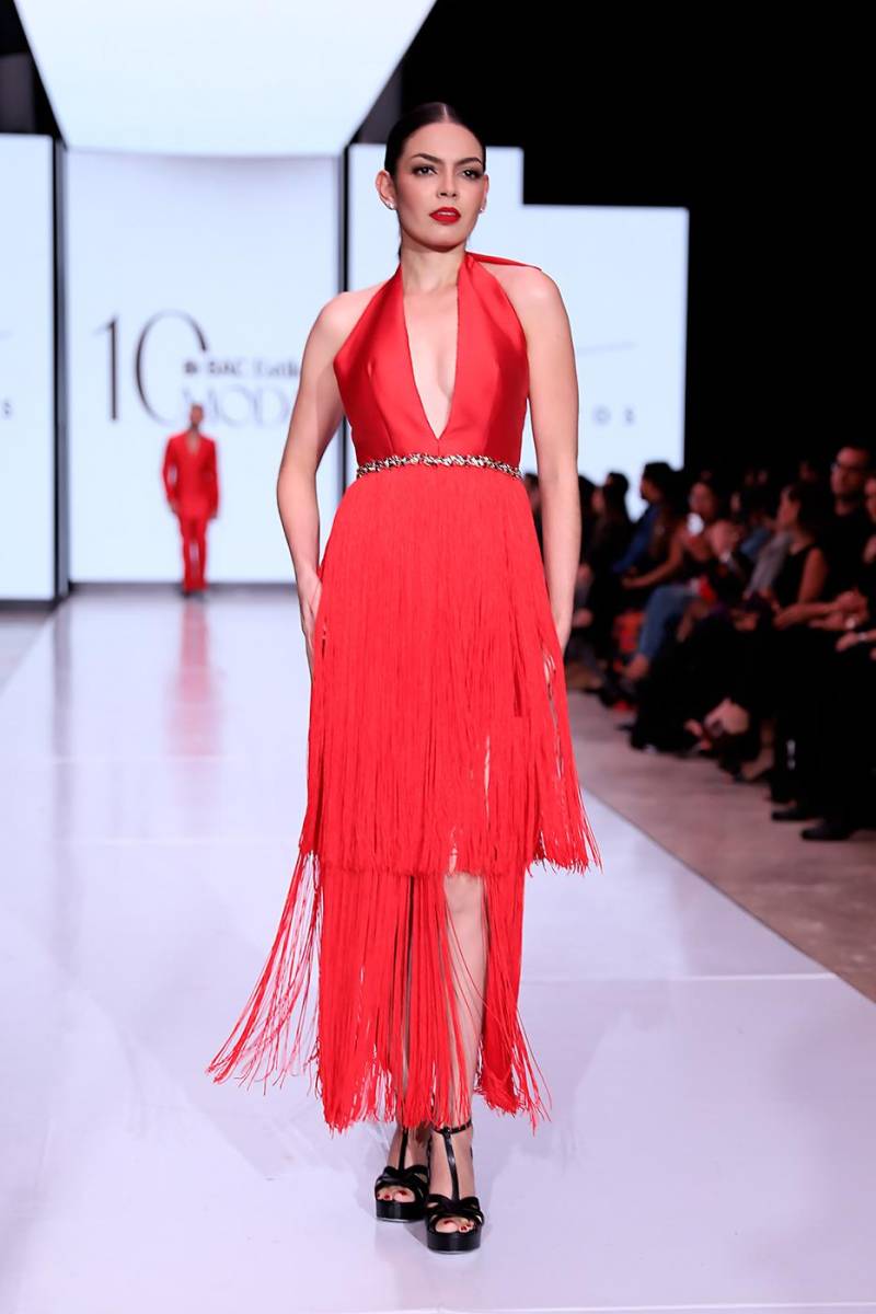 El rojo intenso, cherry o carmesí que pinta los campos de café anunciando el tiempo de cosecha se apoderó de vestidos elegantes con una profusión de flecos