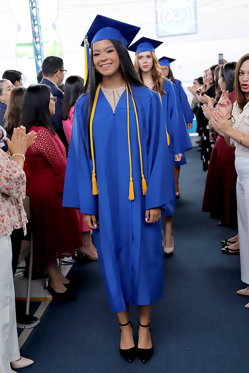 Desfile de graduados en Macris School 2023