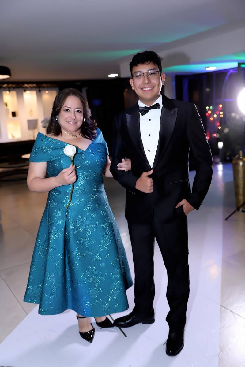 Desfile padres e hijos de la prom 2025 del Instituto San Miguel