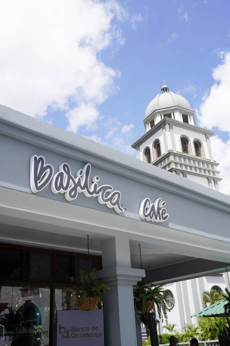 El café está ubicado en el principal santuario católico del país.