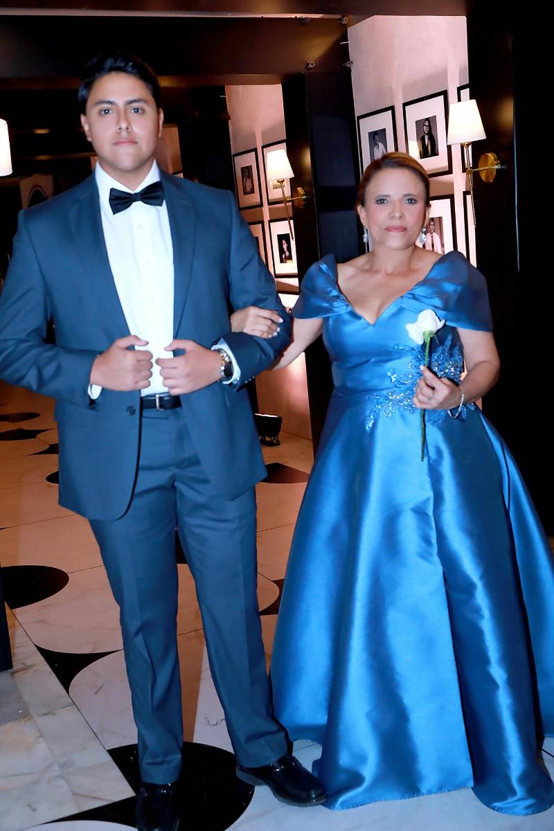 Rodolfo Martínez y su madre Sonia Ochoa. 