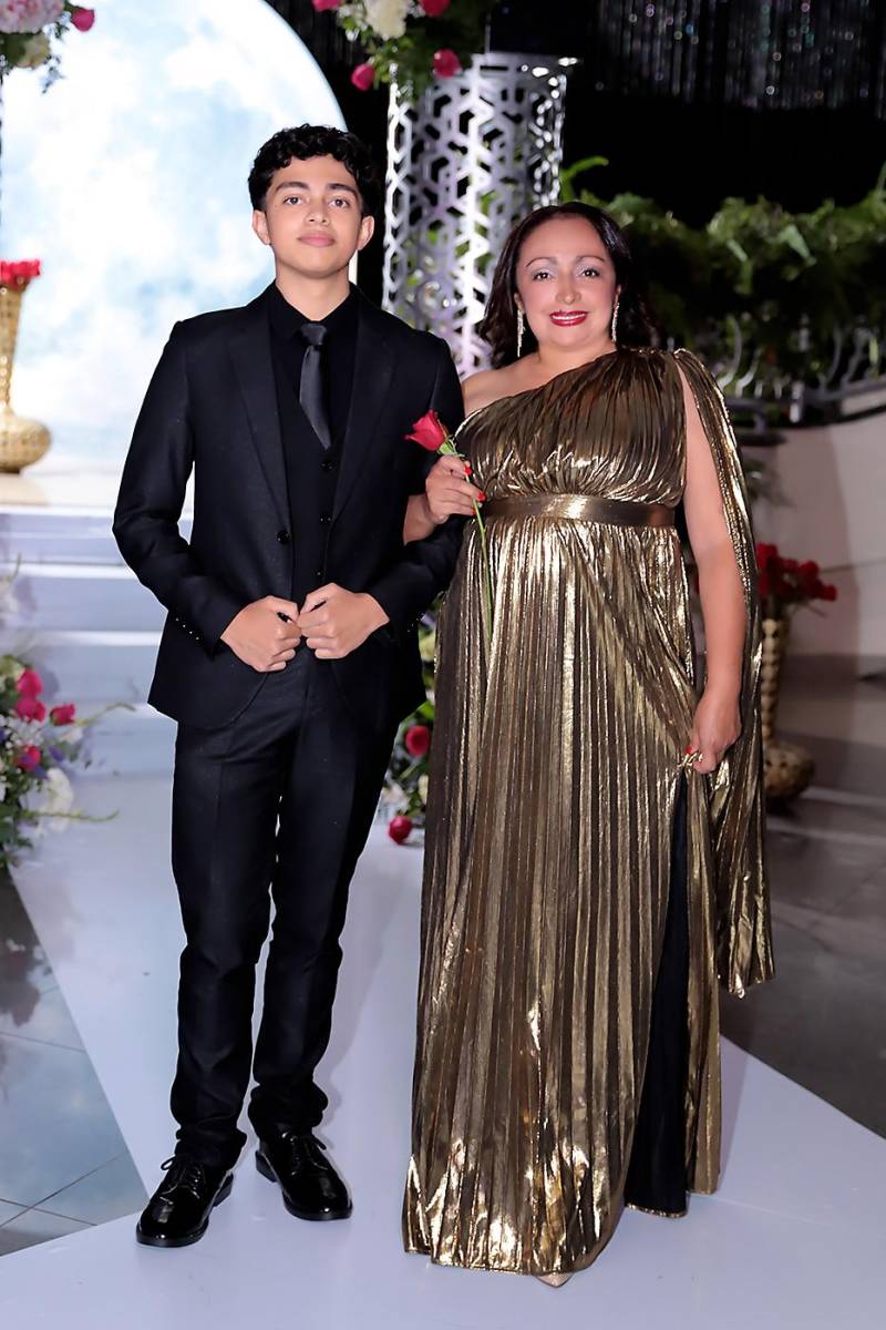 Desfile padres e hijos de la prom 2024 del Instituto San José del Carmen
