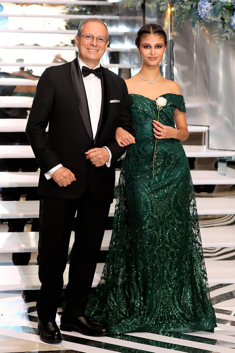 Nicole Marianne Hernández Alvarado con su padre Iván Hernández 