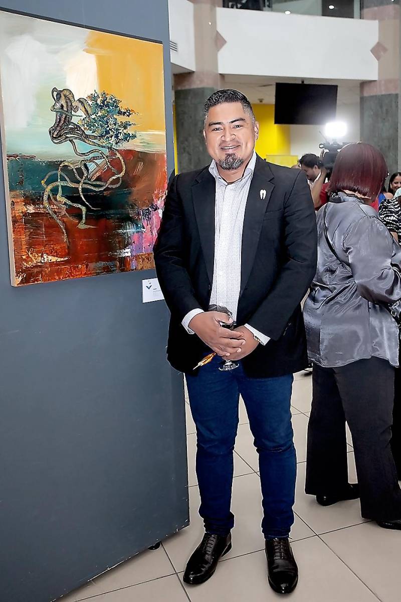 El pintor Oscar Hernández.