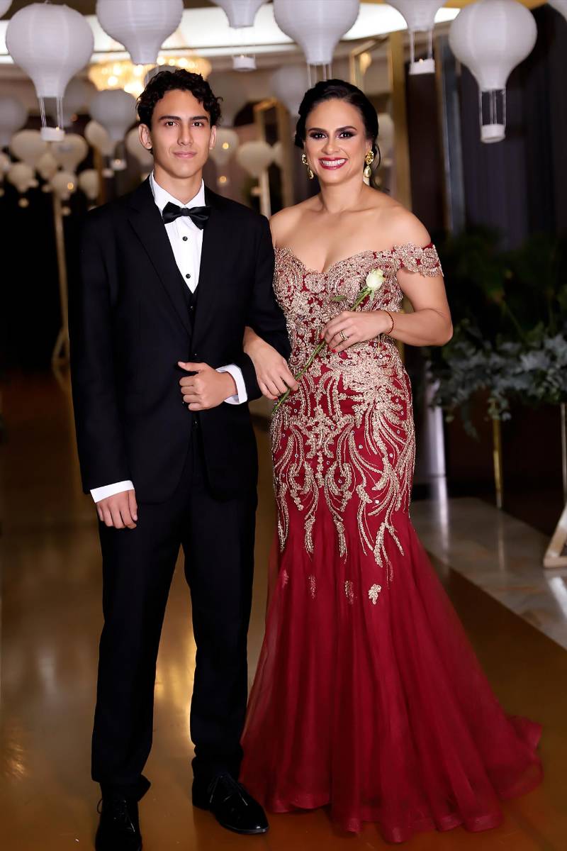 José Santiago Flores con su mamá Gabriela