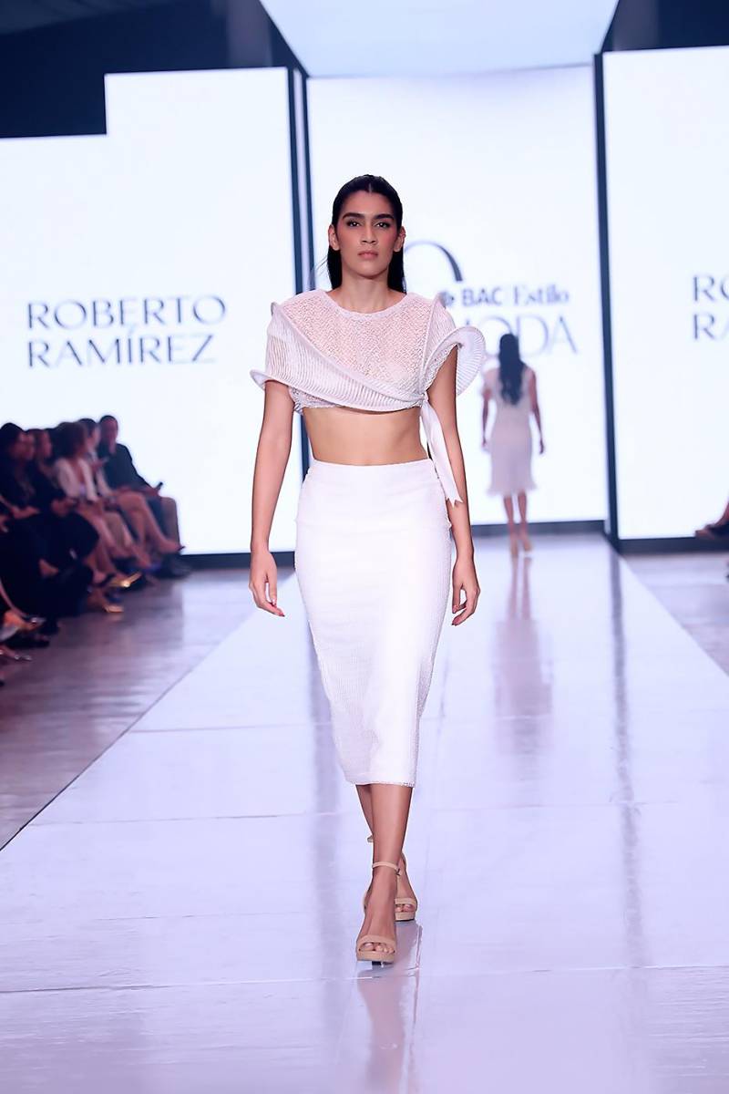 La silueta femenina se eleva al máximo en esta apuesta que deja entrever la piel con crop tops o a traves de tejidos entramados