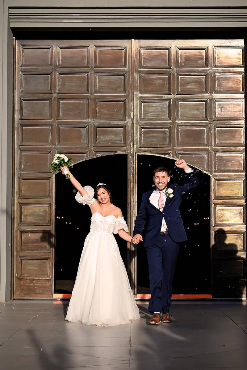 Estephany y Caleb salen felices del templo luego de convertirse en esposos