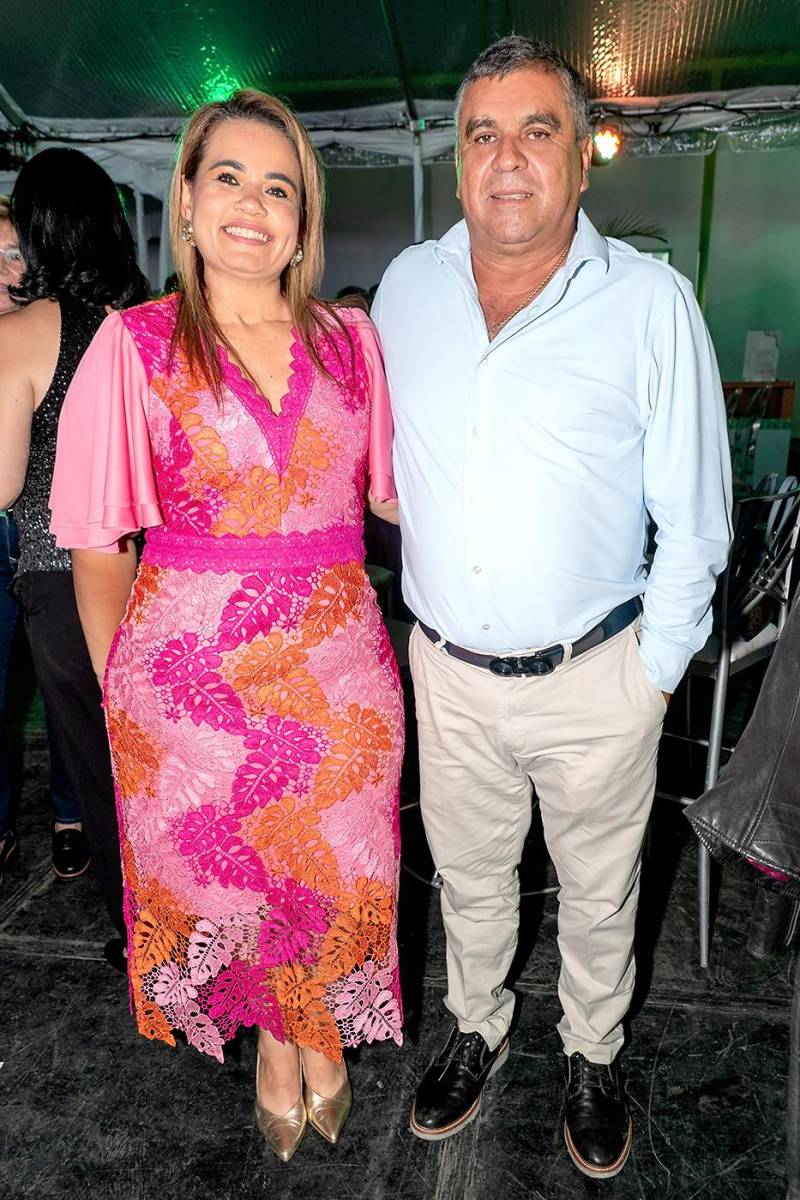 Ángel Sandoval y Ericka de Sandoval.