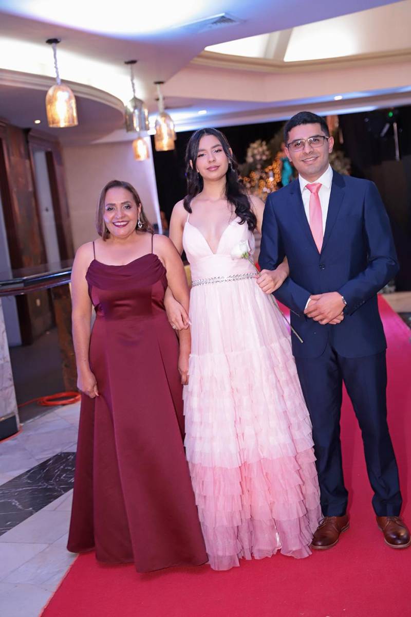 Desfile padres e hijos de la prom 2024 del Instituto Sagrado Corazón