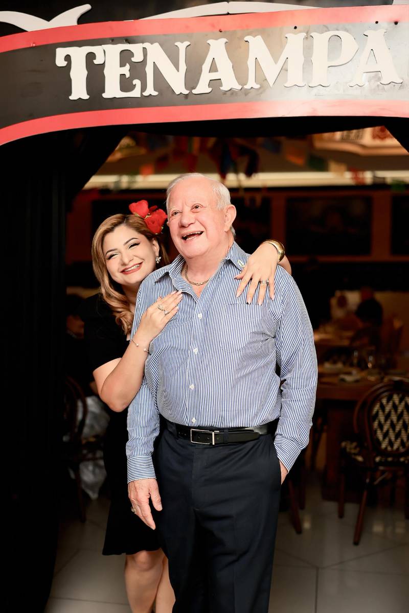 Emma y el cumpleañero Roger Danilo Valladares..